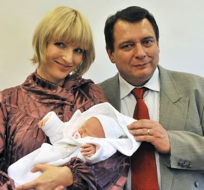 Jiří Paroubek s manželkou Petrou a tehdy čerstvě narozenou dcerou Margaritkou.