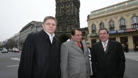 Jiří Paroubek (uprostřed) se sešel s Gerhardem Schröderem a Robertem Ficem na oběd (2007).