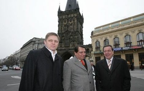 Jiří Paroubek (uprostřed) se sešel s Gerhardem Schröderem a Robertem Ficem na oběd.