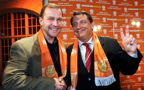 Jiří Paroubek (vpravo) vede stranu, za kterou kandiduje i Jiří Šlégr.