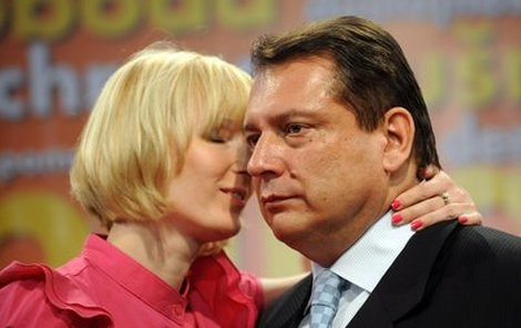 Jiří Paroubek za doprovodu manželky Petry oznámil, že končí ve funkci předsedy ČSSD.