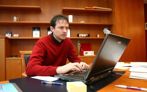Jiří Plíšek, počítač a klávesnice. Bude kouč Plíšek s vážně ohroženým sluchem posílat pokyny týmu přes internet?
