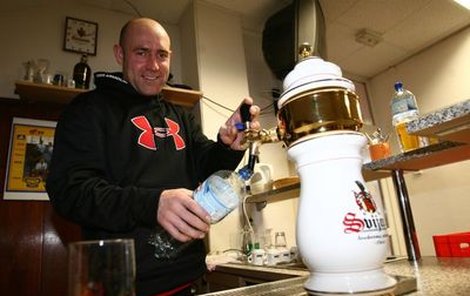 Jiří Štajner stihl včera v Liberci všechno. Byl ředitelem turnaje, výčepním a ještě nosil sudy s nejlepším »iontovým« nápojem. A mezitím si stačil i zahrát fotbálek.
