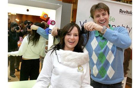 Jitka Čvančarová předvedla Pavlu Poulíčkovi a fotografům své zdravé vlasy.