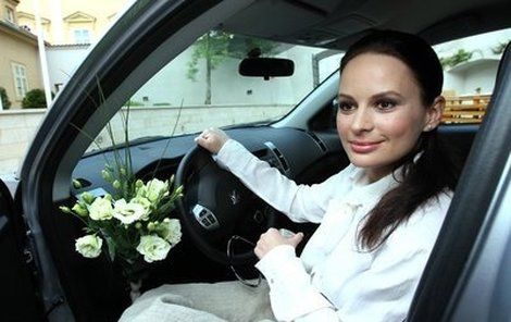 Jitka Čvančarová přijela na tiskovou konferenci v autě, které je na českém trhu úplnou novinkou. Peugeot 4007 snad vyzkoušela jako první.