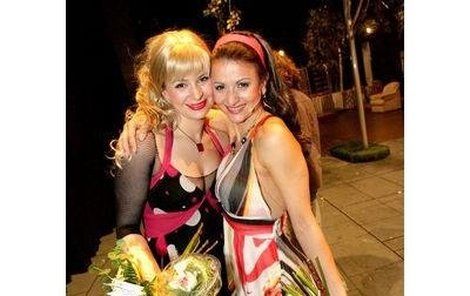 Jitka Čvančarová v blond paruce a Yvetta Blanarovičová převzaly své role po Michele Pfeifferové a Cher!