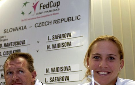 Jó, to byly časy, když Nicole Vaidišová rozdávala během Fed Cupu po boku svého nevlastního otce Aleše Kodata (vlevo) úsměvy na všechny strany. Teď už to prý není ono...