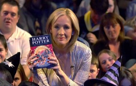 Joan K. Rowling prodala za první den tři milony kopií nové knihy.