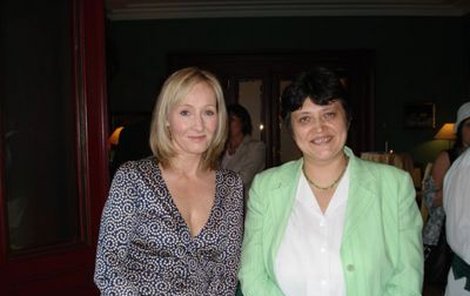 Joan K. Rowlingová (vlevo) s Džamilou Stehlíkovou.