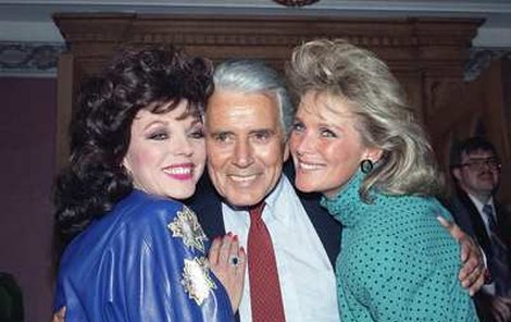 John Forsythe se svými hereckými kolegyněmi z Dynastie Joan Collins (vlevo)a Lindou Evans.