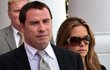 John Travolta s manželkou Kelly Preston cestou k soudu.