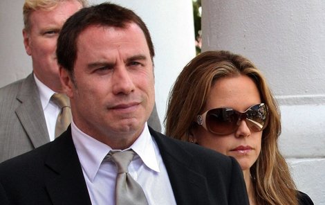 John Travolta s manželkou Kelly Preston cestou k soudu.