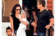 Jolie, Pitt a jejich děti. Zleva: Zahara, Shiloh a Maddox.