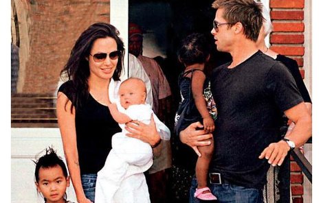 Jolie, Pitt a jejich děti. Zleva: Zahara, Shiloh a Maddox.