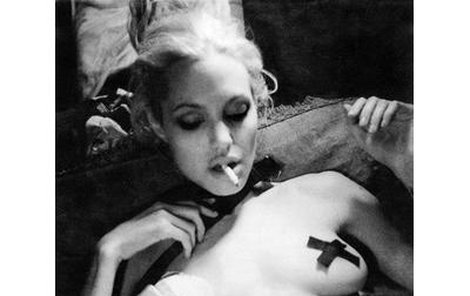 Jolie ve 24 letech pózovala fotografovi jako ďábelská mrcha i sexuální otrokyně v jednom.