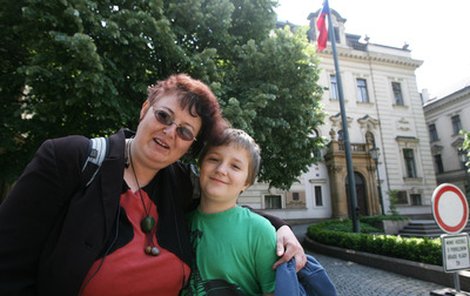 Jonáš s maminkou před úřadem vlády.