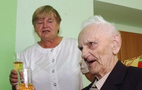 Josef Kořenář si ke svým 105. narozeninám připil také se svou dcerou.