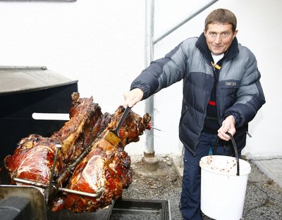 Josef Váňa se sám chopil přípravy selete, vůně se linula až do sousedních vesnic.