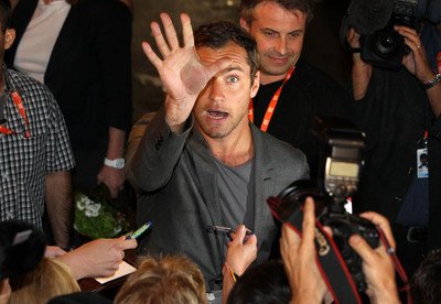 Jude Law se na oslavě Jiřího Macháčka trochu opil.