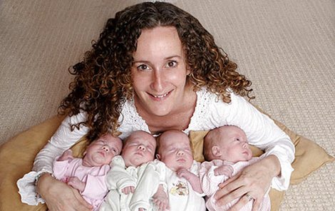 Julie Carles a její čtyři dcerky krátce po porodu.
