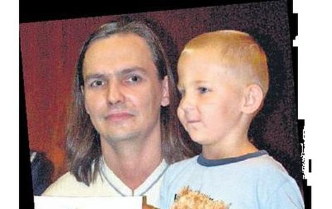 Julius Adámy včera přebral cenu se synem Martinem (5).