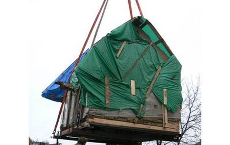 K nakládání špýcharu byla zapotřebí těžká technika. 