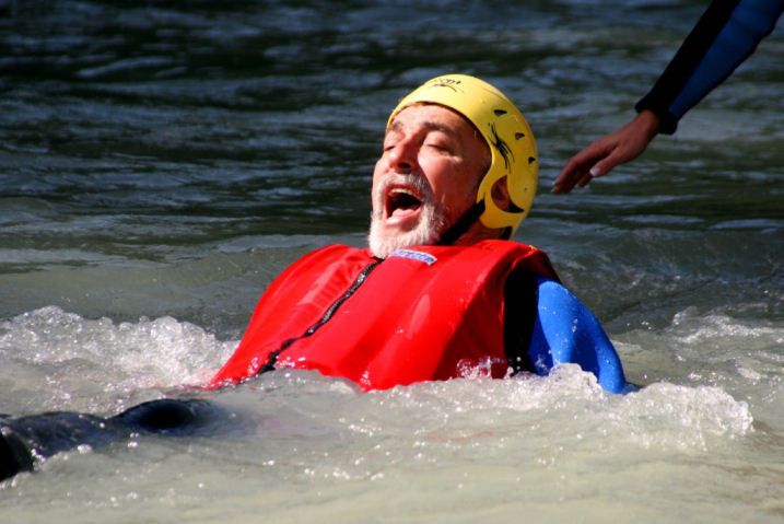 K šedesátinám včera dostal Jan Rosák výlet na raftu a nakonec ho kamarádi hodili do řeky Möll, která teče přímo z ledovce.