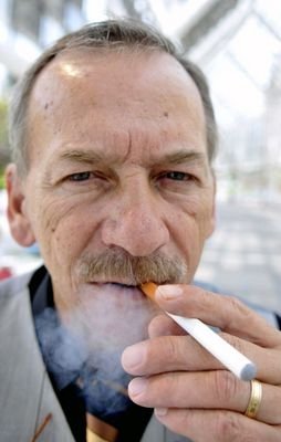 K vášnivým kuřákům patří například i senátor Jaroslav Kubera. Ten ale na zdražení cigaret žehrat nemusí. Kouří totiž elektronické cigarety...