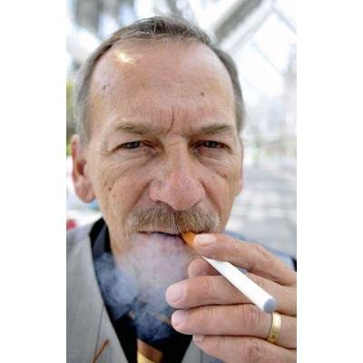 K vášnivým kuřákům patří například i senátor Jaroslav Kubera. Ten ale na zdražení cigaret žehrat nemusí. Kouří totiž elektronické cigarety...