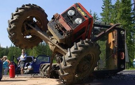 K vážné nehodě došlo při předjíždění. Traktor skončil rozpůlený na boku.