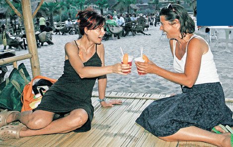 Kamarádky Monika a Astrid si užívají letní náladu s pořádným drinkem přímo na pláži.