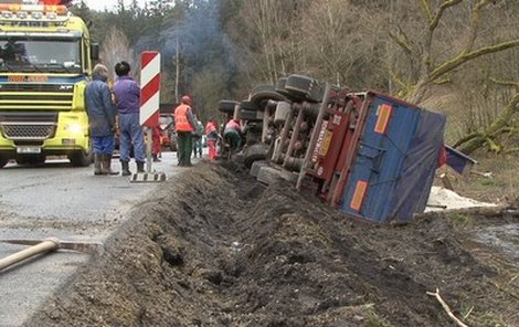 Kamion se převrhl jen pár metrů od potoka.