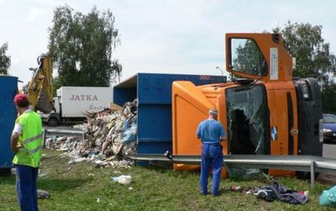 Kamion se při odbočování převrátil na bok i s přívěsem. 