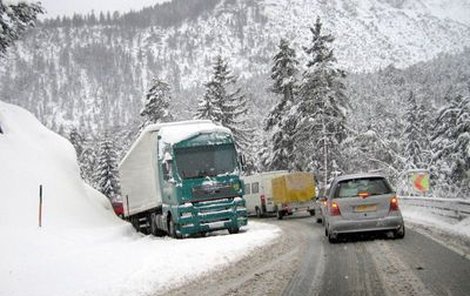 Kamion uvízl na silnici u Vsetína.