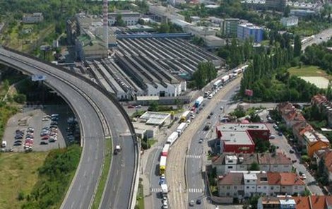 Kamiony zcela ucpaly objízdnou Švehlovu ulici.