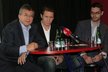 Kampaň proti poslaneckým náhradám včera za sdružení rozjeli exprimátor Prahy Jan Kasl (vlevo), Martin Maděra a Stanislav Polčák.