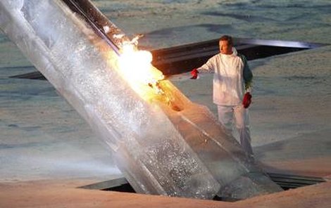 Kanadský idol Gretzky při zapalování olympijského ohně.