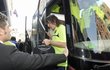Kapitán Barcelony Puyol vystupuje v Miláně z autobusu.