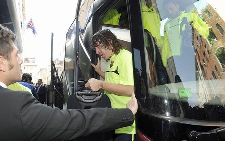 Kapitán Barcelony Puyol vystupuje v Miláně z autobusu.