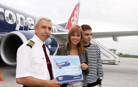 Kapitán letadla předal Renatě Langmannové a jejímu příteli symbolický šek na letenky a víkend v Paříži.