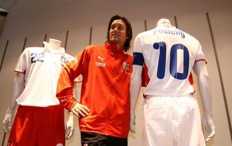 Kapitán Tomáš Rosický a jeho desítka na dresu. Přinese bílý dres na mistrovství Evropy 2008 v Rakousku a Švýcarsku českému týmu štěstí?