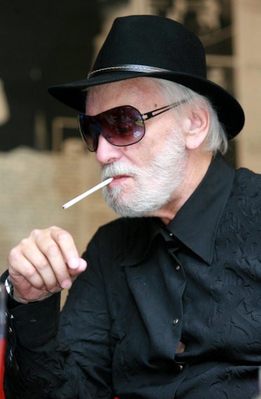 Karel Černoch si vychutnával cigaretu.