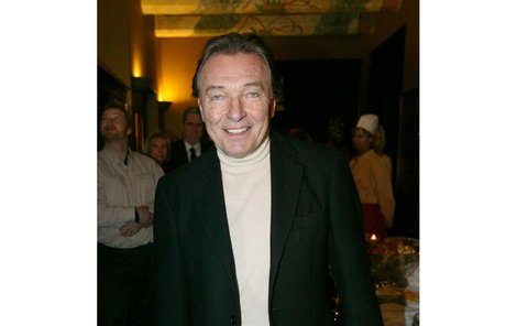 Karel Gott (69), zpěvák: běžně má honorář 180 – 350 tisíc Kč, na Silvestra 500 tisíc Kč.