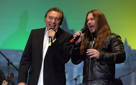 Karel Gott a Petr Kolář si spolu v minulosti zazpívali i na několika společných koncertech.