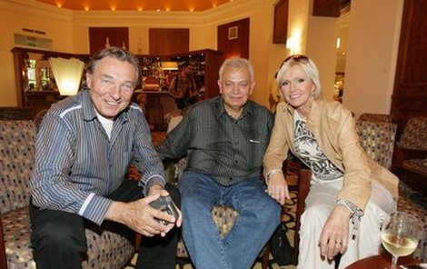 Karel Gott, Helenin polský manažer Tibor Lenský a Helena Vondráčková se v lobby svého hotelu chystali na koncert Eltona Johna.