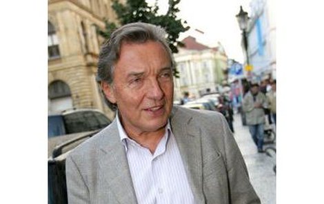 Karel Gott je profesionál, kterého nezaskočí žádná otázka.