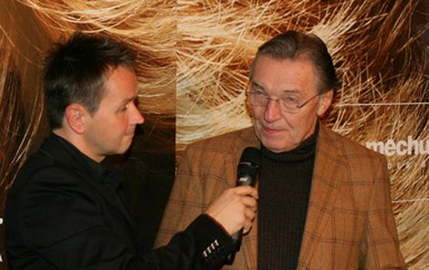 Karel Gott přečetl za asistence moderátora Vlasty Korce dopis od Anny K. 