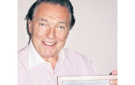 Karel Gott s hvězdným certiﬁkátem Star Deed, který dosvědčuje, že se ve vesmíru nachází hvězda jménem KAREL GOTT.