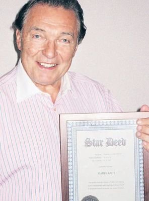 Karel Gott s hvězdným certiﬁkátem Star Deed, který dosvědčuje, že se ve vesmíru nachází hvězda jménem KAREL GOTT.