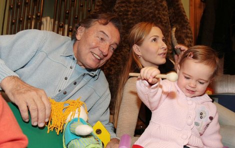 Karel Gott s přítelkyní Ivanou Macháčkovou a dcerou Charlotte Ellou. Už za pět měsíců budou čtyři.